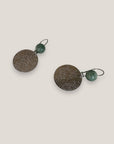 Fuerte Beads Ohrringe mit Stahlhaken und mit Aventurinstein gehämmerter Silbermedaille