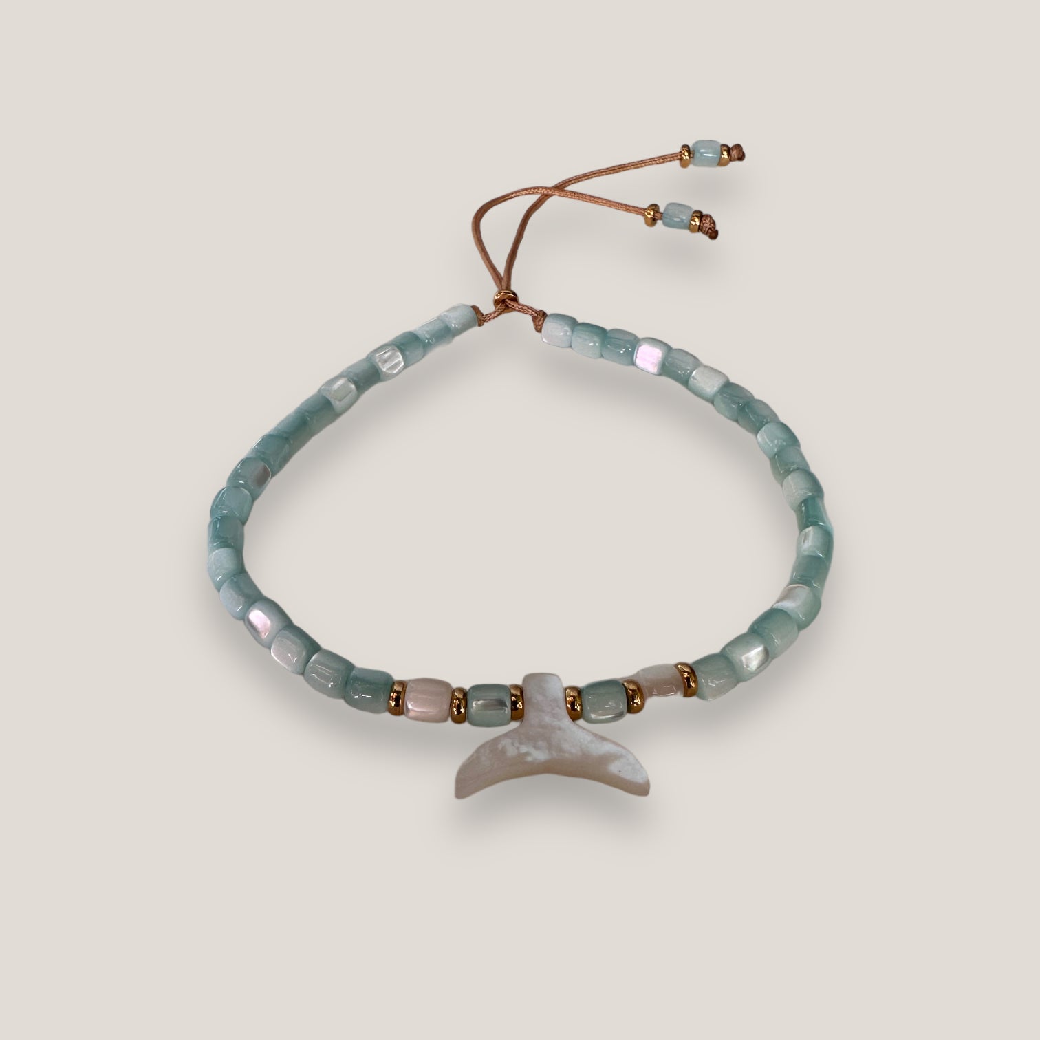 Weißes Perlmutt-Meerjungfrauenschwanz-Armband, blaue Perlmuttperlen, drei weiße und goldene Stahlperlen