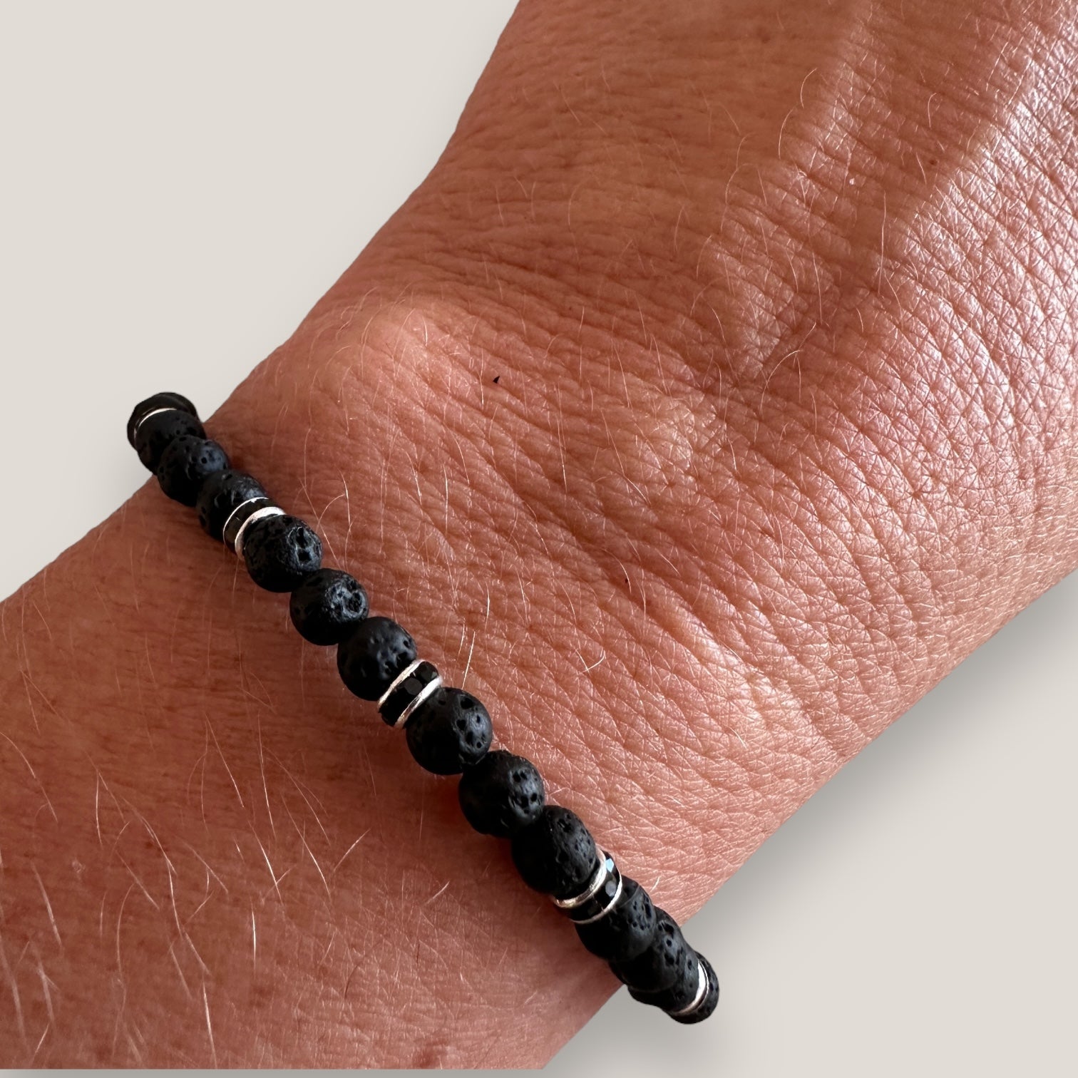 Armband mit schwarzen Lavaperlen und goldenem Glitzer mit schwarzen Kristallen