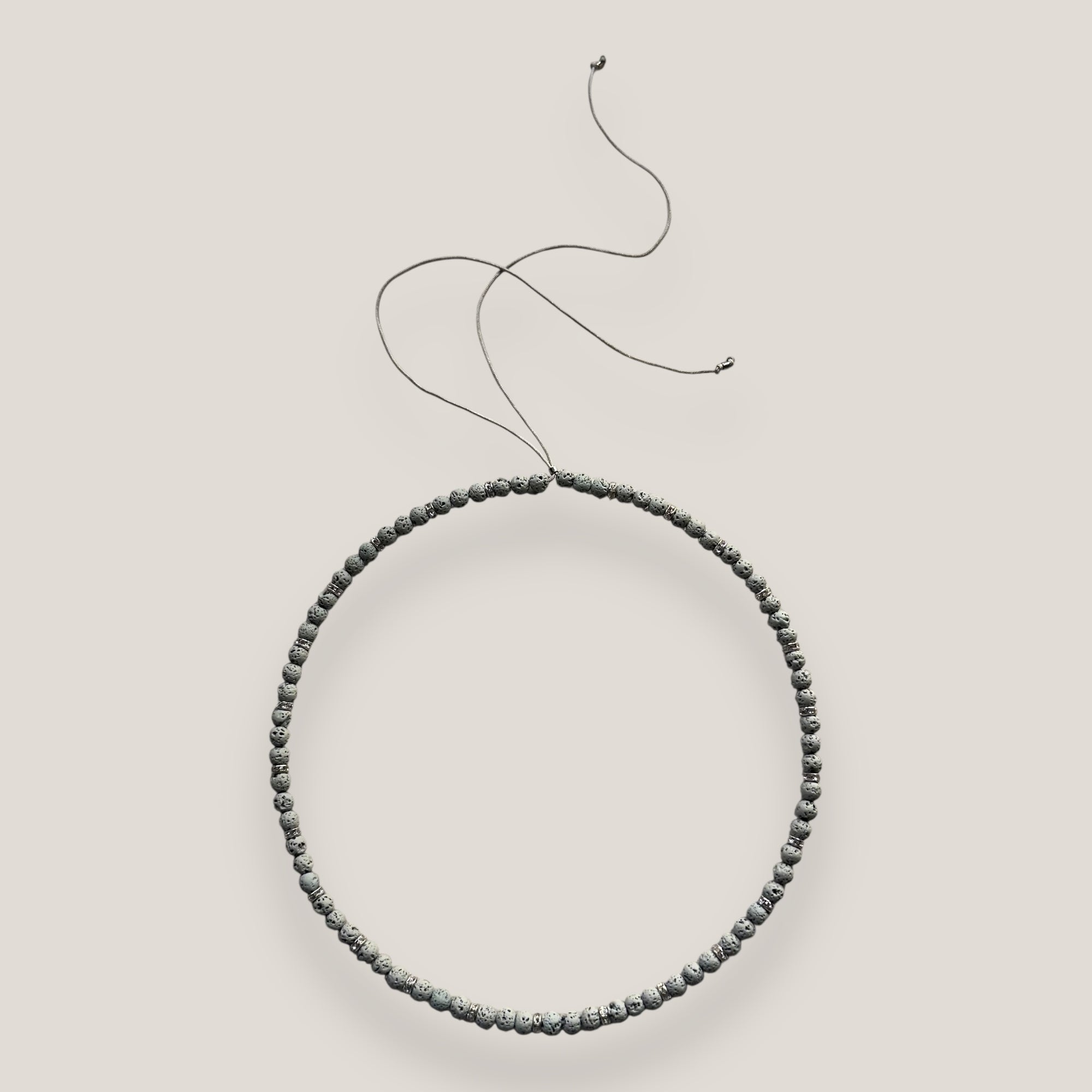 Collar mini base 4mm lava gris claro, rondeles plateados con cristalitos blancos