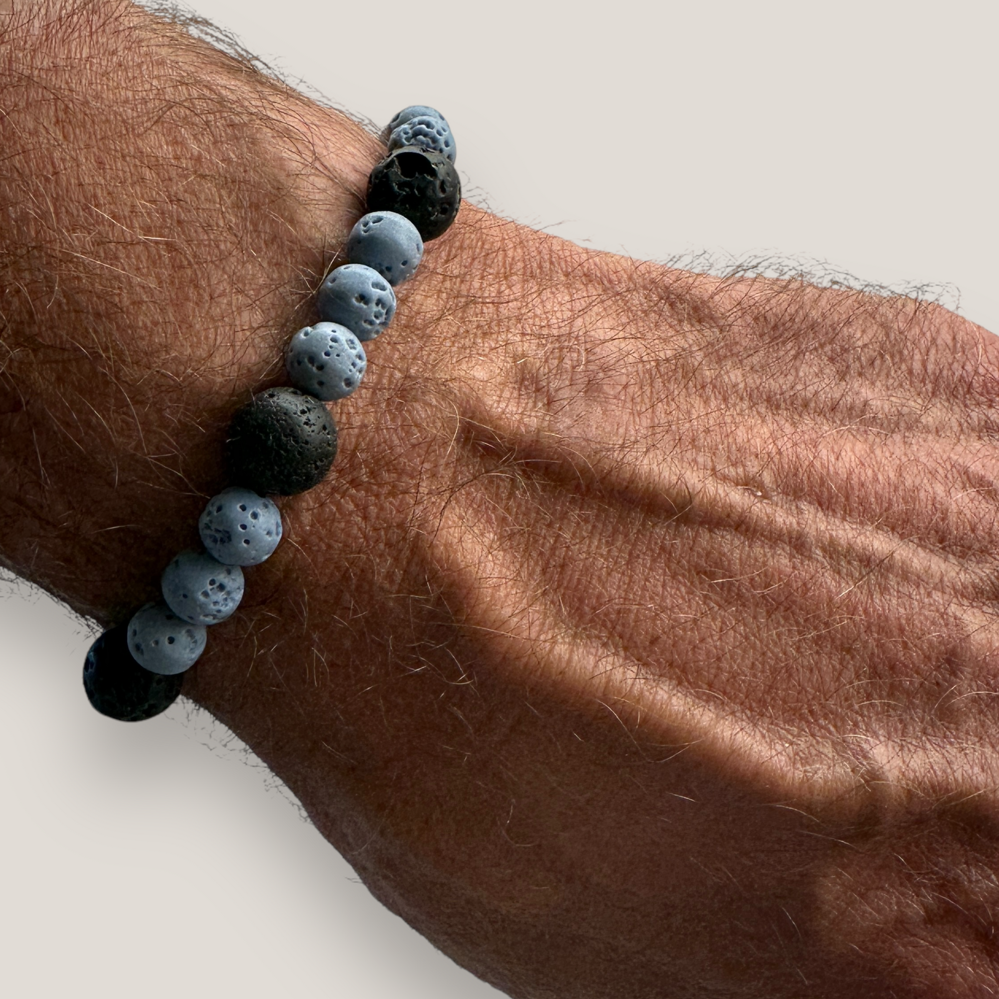 Abenteuerarmband mit hellblauem Korallenschwamm und schwarzer Lava