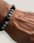 Abenteuerarmband mit hellblauem Korallenschwamm und schwarzer Lava