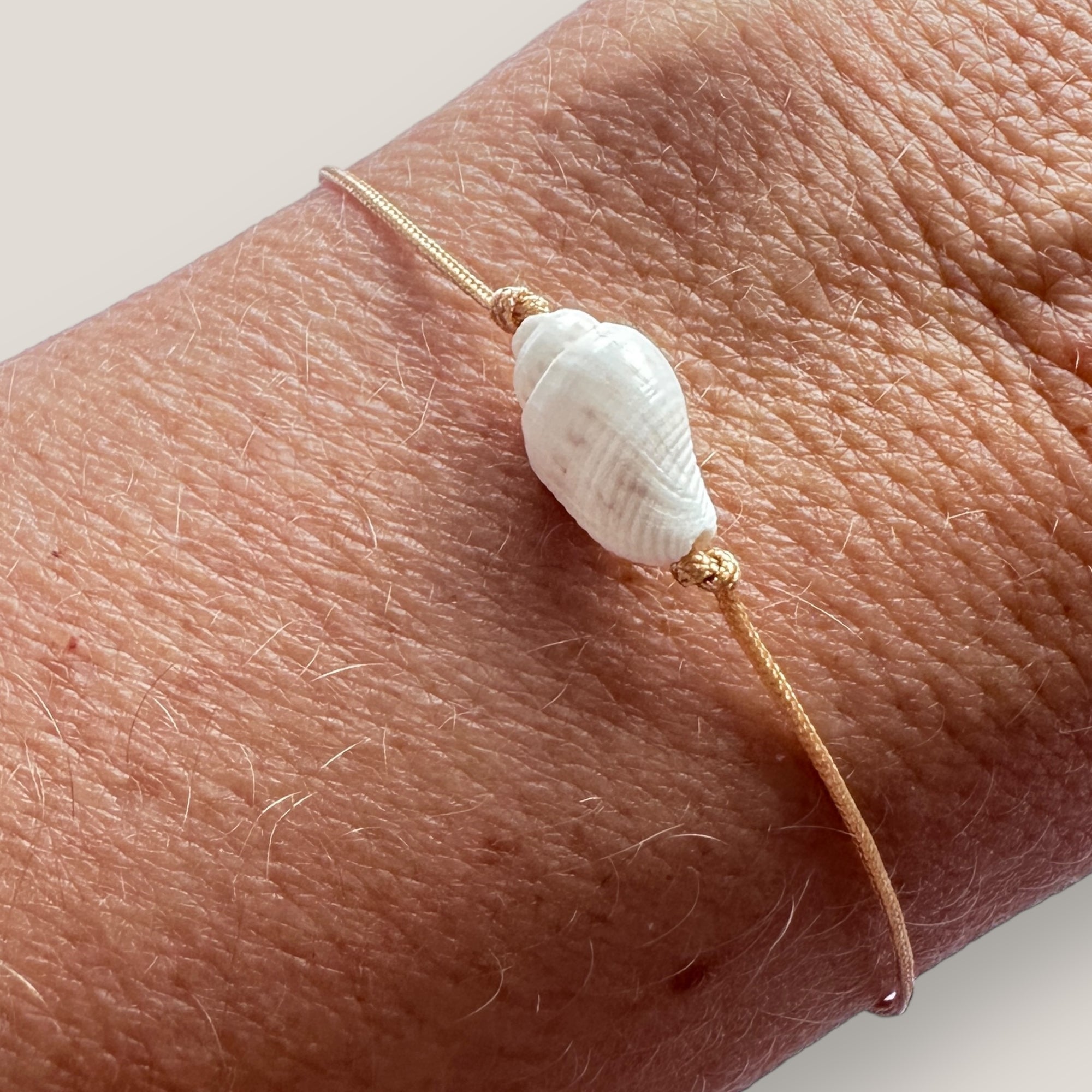Pulsera minimal con caracola natural blanca