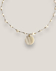 Collar medalla de nácar acero oro y cadena de acero oro con corazones y bolitas de nácar blanco