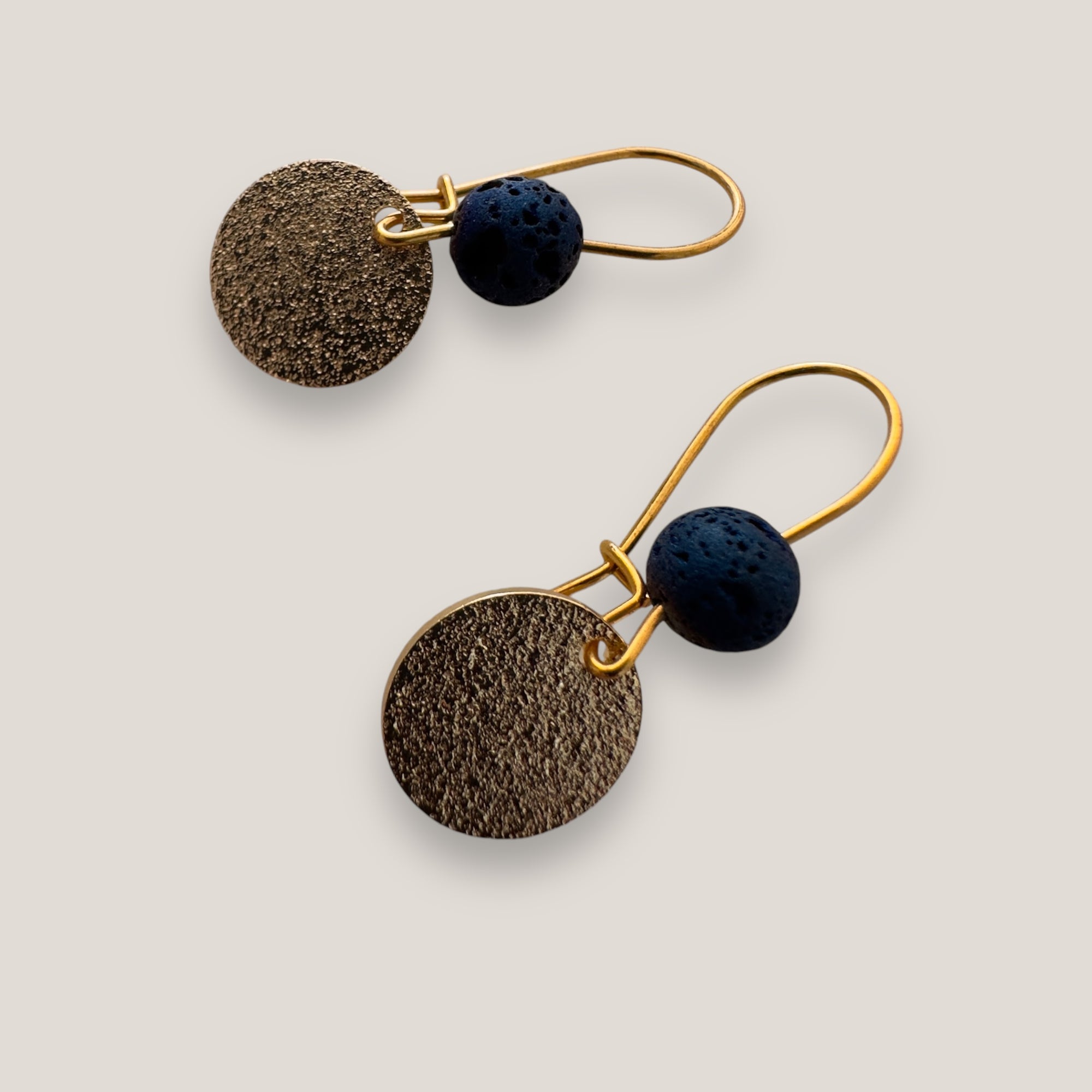 Mini-Fuerte-Perlen-Hakenohrringe aus goldfarbenem Stahl, schwarze Lavaperlen und mattierte Medaille