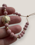 Pulsera con gran tortuga dorada y esponja coral rosa claro