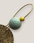 Pendientes Fuerte Beads con gancho y medalla martilleada dorados, bola 10mm esponja coral verde turquesa y bola 4mm dorada esmerilada