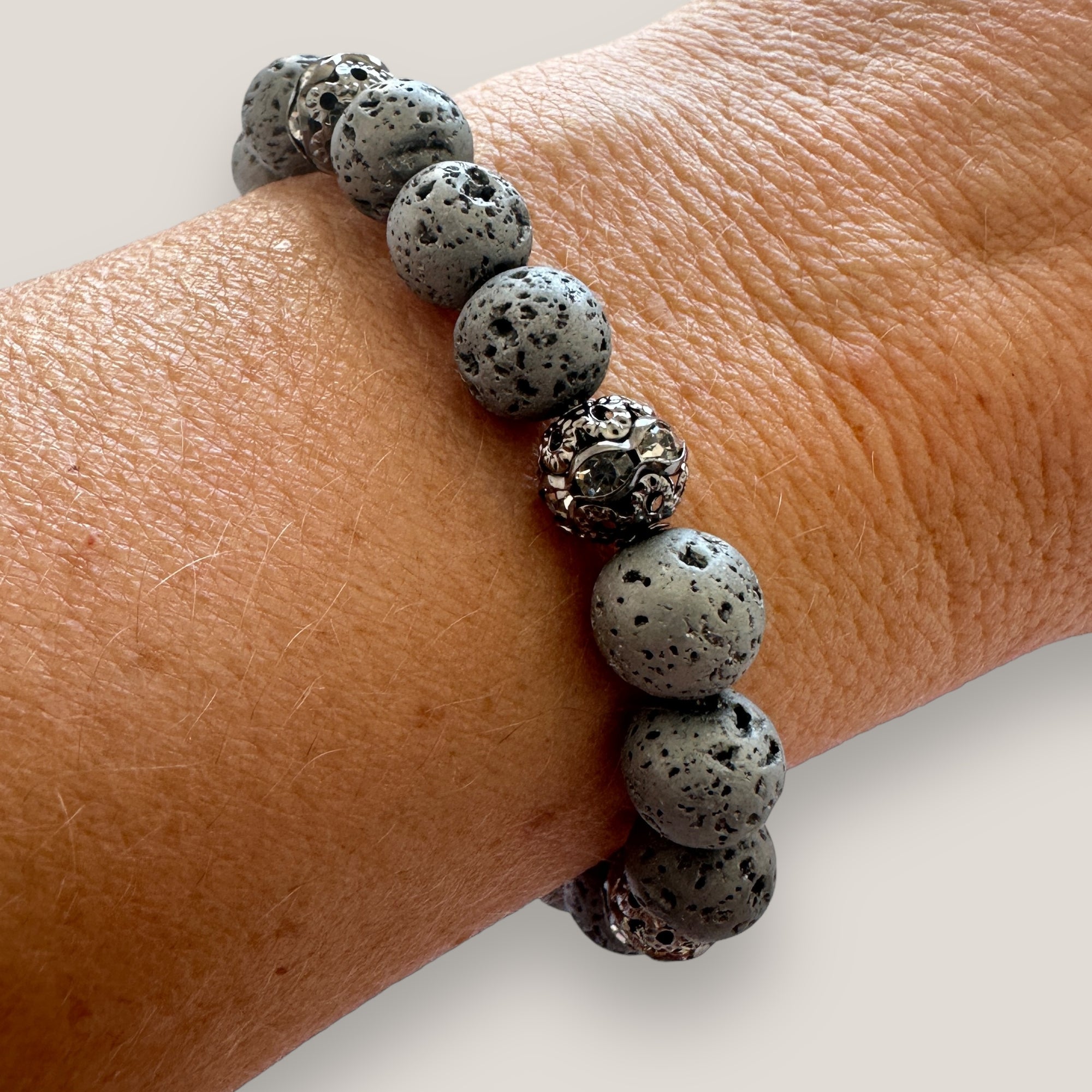 Pulsera gran Dafne con lava gris claro y filigrana gunmetal con cristalitos