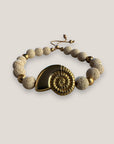 Pulsera con gran caracola y cuentas doradas con esponja coral blanca