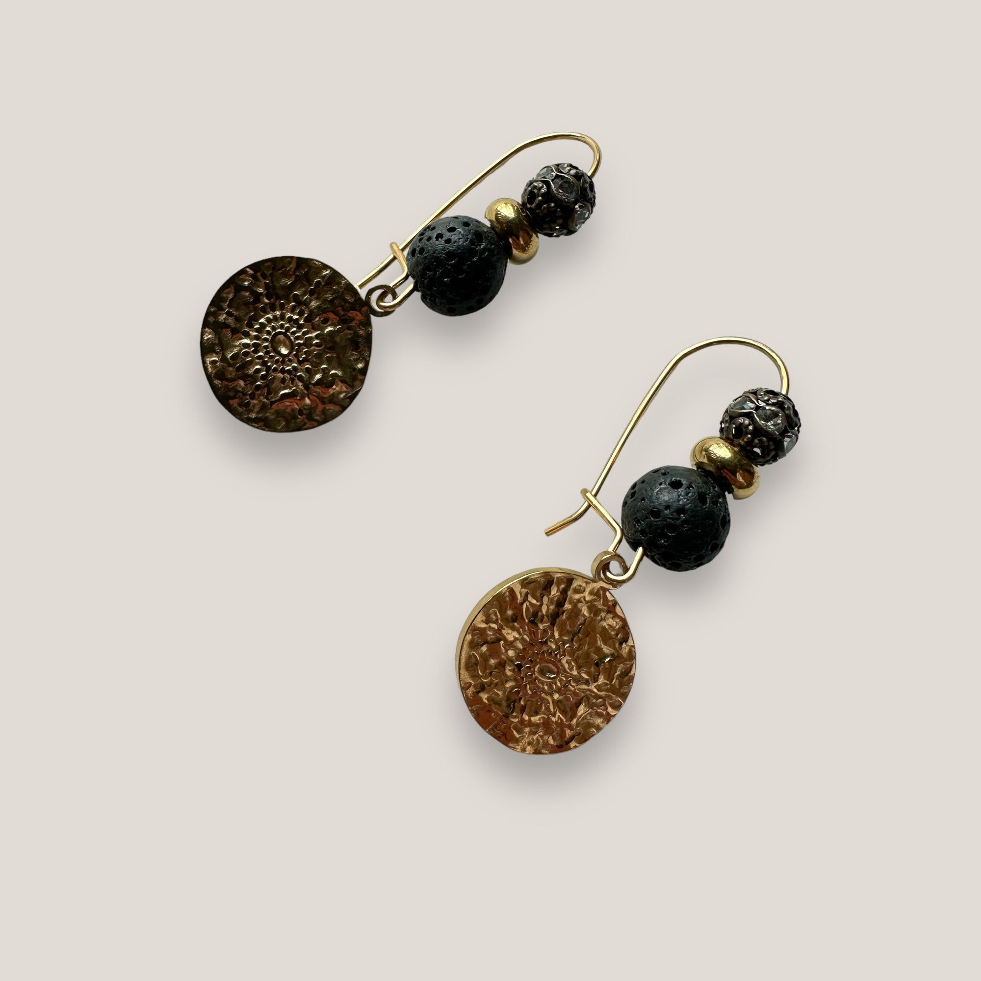 Pendientes Dafne gancho y medalla aguas con separador acero oro, lava negra y cuentas con filigrana bronce con cristalitos