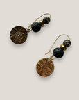 Pendientes Dafne gancho y medalla aguas con separador acero oro, lava negra y cuentas con filigrana bronce con cristalitos