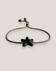 Pulsera minimal con estrella de cerámica negra con cordón serpiente gris oscuro