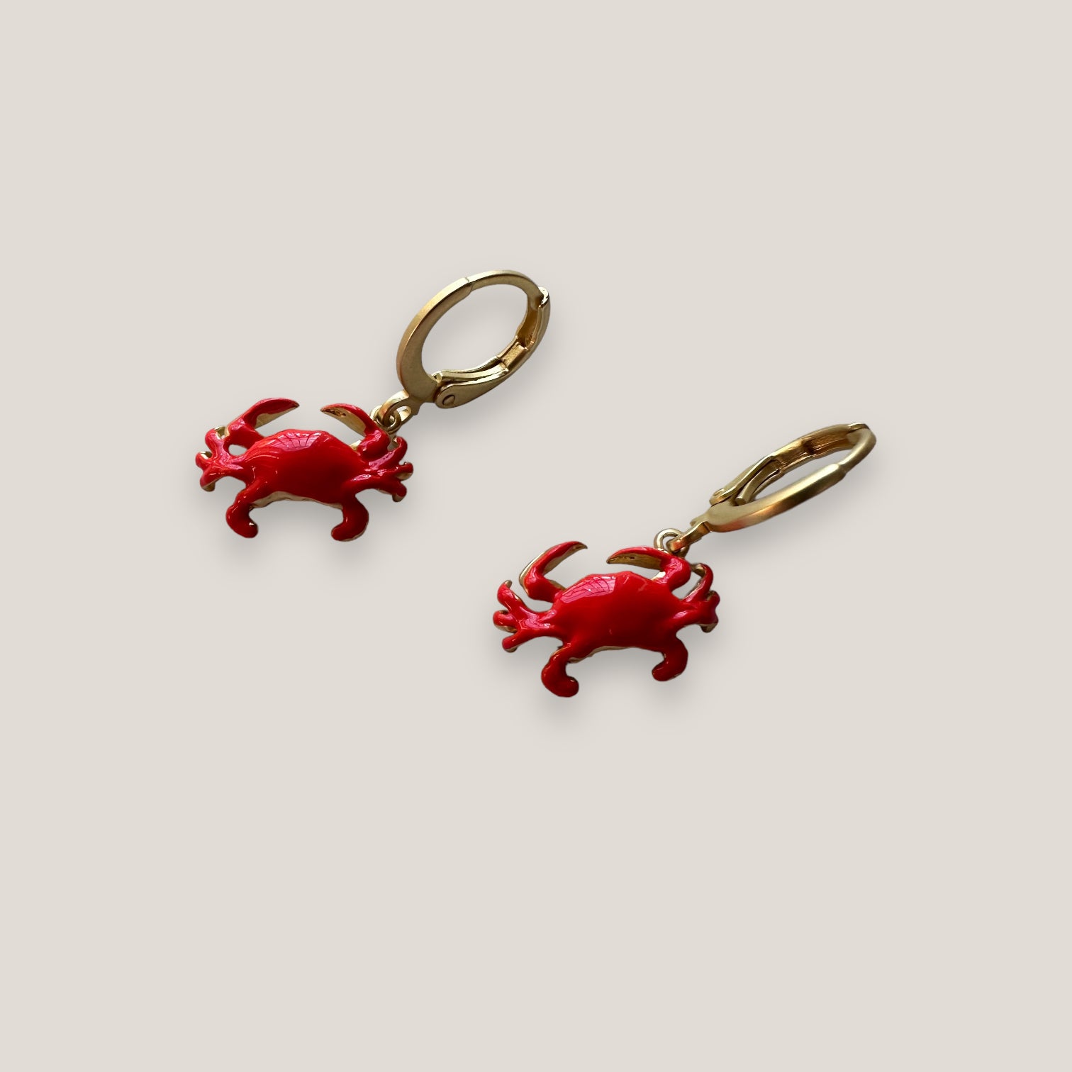 Pendientes aro oro mate con cangrejo esmaltado naranja