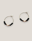 Conjunto Divino negro con perla natural blanca, cristales facetados negros y perlitas blancas naturales, engarces en oro rosa