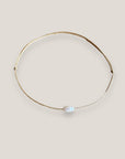 Pulsera minimal con perlita arroz y cordón oro con nudos correderos