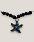 Collar midi con estrella dorada esmaltada en azul marino con lava azul oscuro y separadores dorados con cristalitos azules oscuro