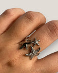 Ring aus Stahl mit zwei gehämmerten Sternen und einem glatten Stern