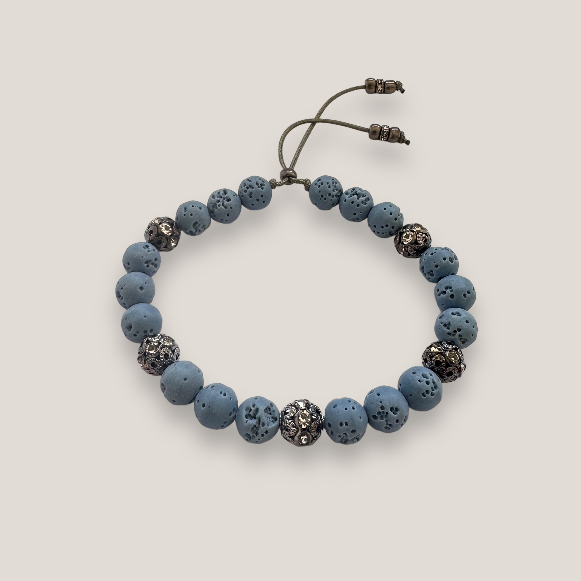 Pulsera gran Dafne con esponja coral azul claro y filigrana gunmetal con cristalitos