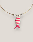 Collar midi pez esmaltado blanco con rayas rosa fucsia y cuentas de lava blancas