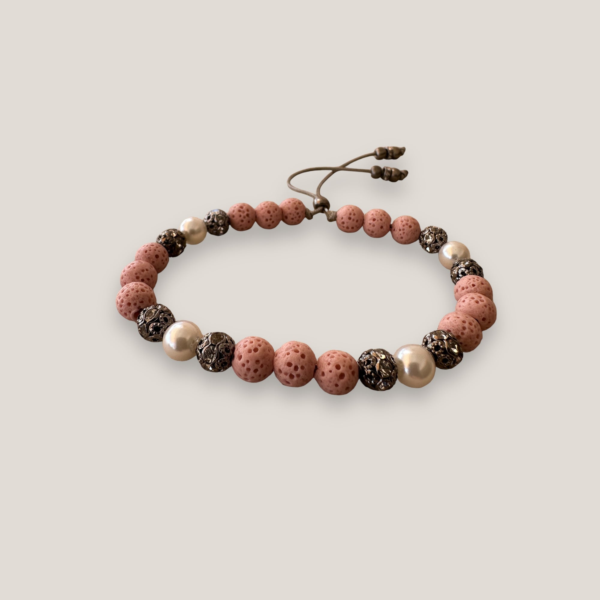 Pulsera Dafne perlas esponja coral rosa clara y filigrana gunmetal con cristalitos