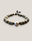 Pulsera Fuerte Beads con perla natural blanca, esponja coral beis y discos acero titanio oro