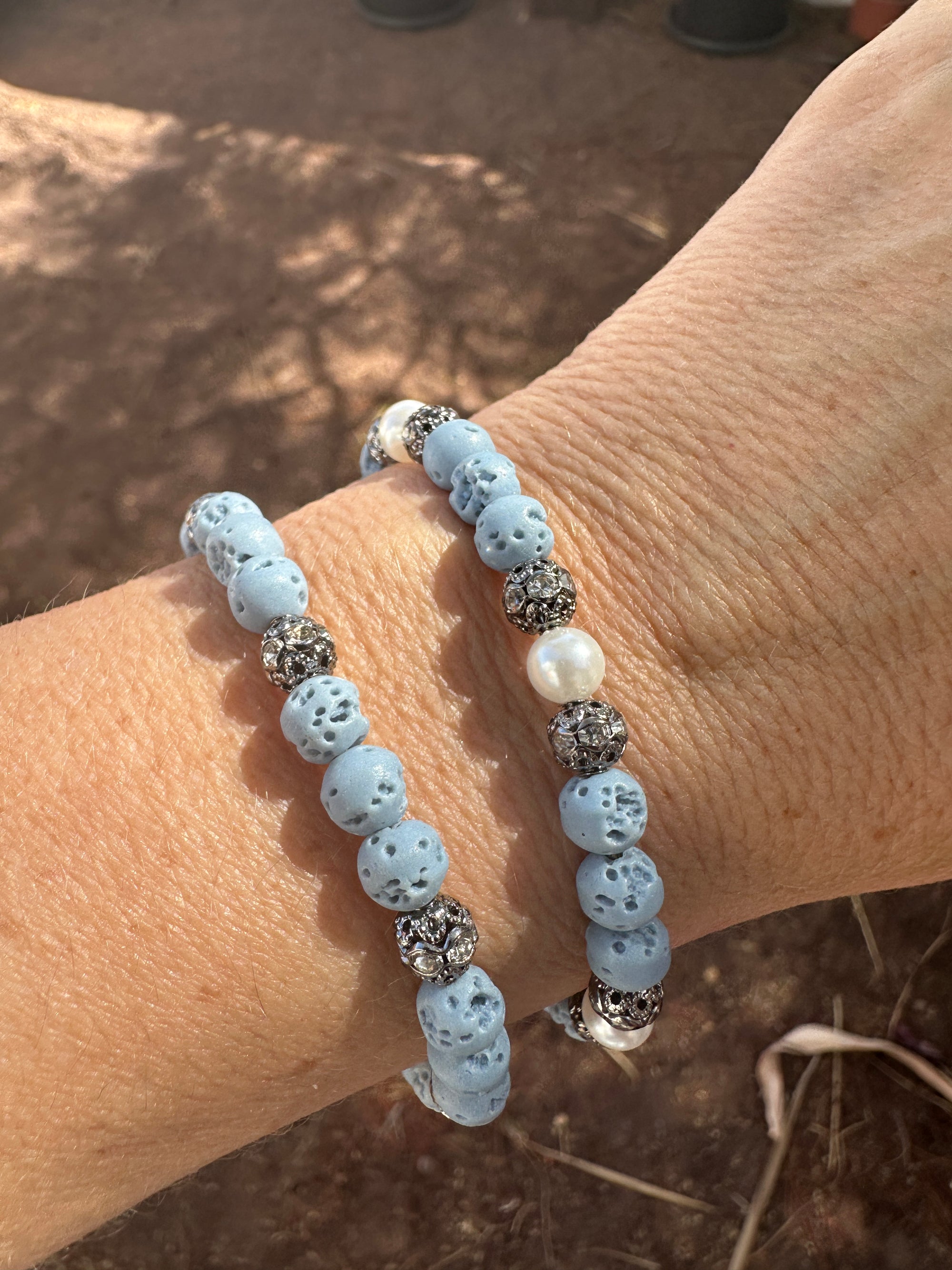 Pulsera Dafne perlas con esponja coral azul claro y filigrana gunmetal con cristalitos