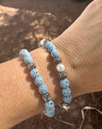 Pulsera Dafne perlas con esponja coral azul claro y filigrana gunmetal con cristalitos