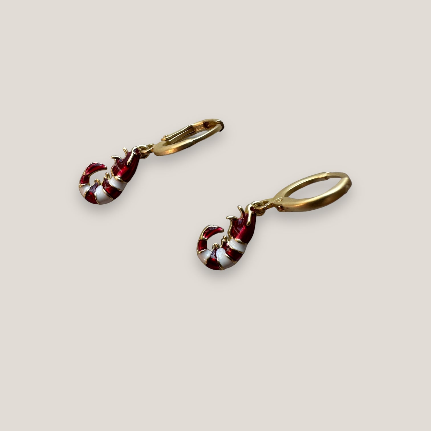 Pendientes aro oro mate con langostino esmaltado rojo y blanco
