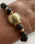 Pulsera con gran tortuga dorada y lava marrón oscuro