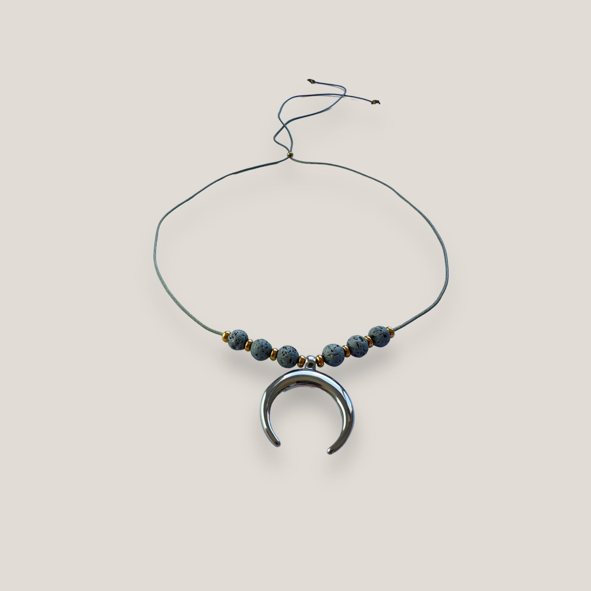 Collar midi con luna de acero, lava gris y cuentas de acero oro