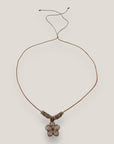 Collar midi con flor dorada esmaltada, discos esponja coral y discos con brillis de cristal