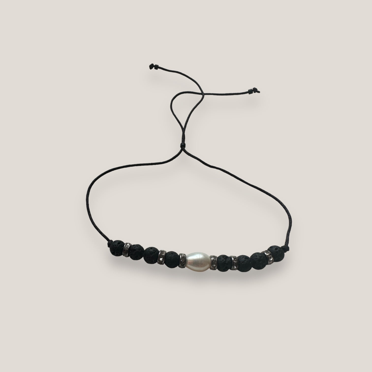 Pulsera midi perla blanca con 8 cuentas de lava negra y brillis gunmetal con cristalitos blancos