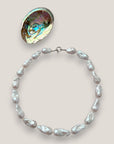 Collar con perlas blancas irregulares naturales con cierre de plata de ley