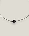 Collar minimal con bola de lava negra 8mm y brillis plata cristales negros