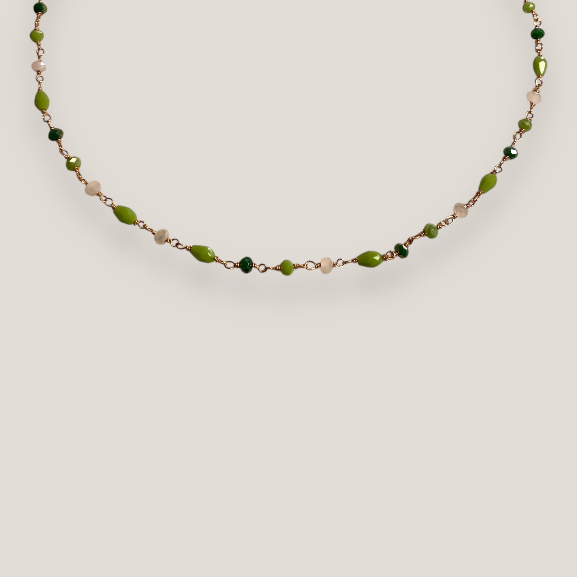 Collar Divino con cristales facetados verde oscuro, verde vivo y blanco