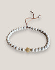 Pulsera con tortuguita dorada y lava blanca