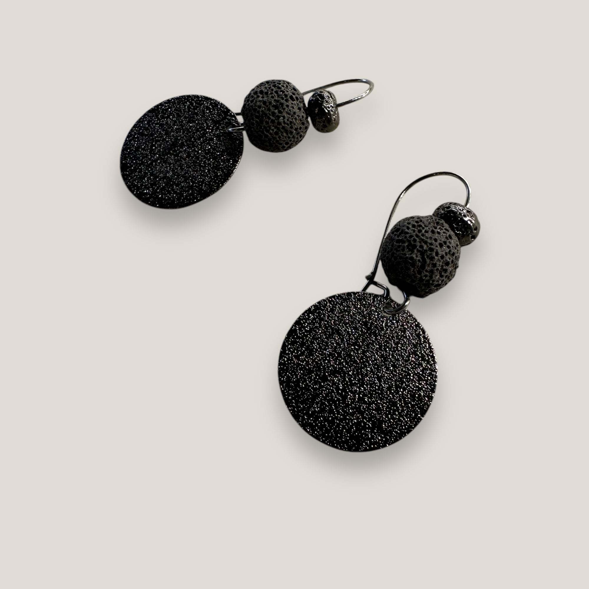 Fuerte Coral schwarze Ohrringe mit Haken, mattierter Medaille und Gunmetal-Lava und Korallenschwamm