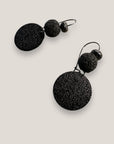 Pendientes Fuerte Coral negro con gancho, medalla esmerilada y lava gunmetal y esponja coral