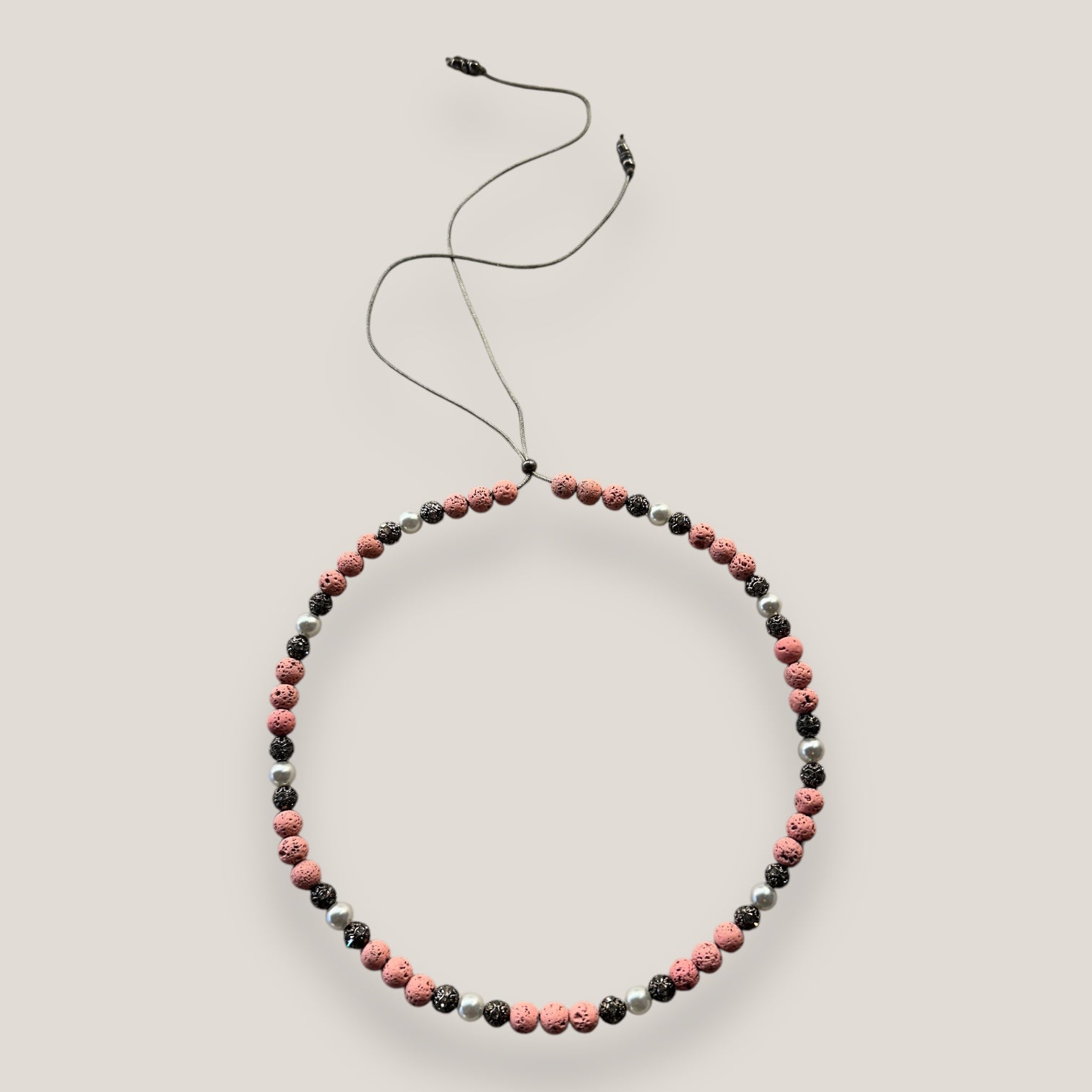 Collar Dafne perlas con lava rosa y filigranas gunmetal con cristalitos