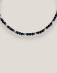 Collar mini Dafne perlas lava azul añil, rondeles gunmetal con cristalitos blancos