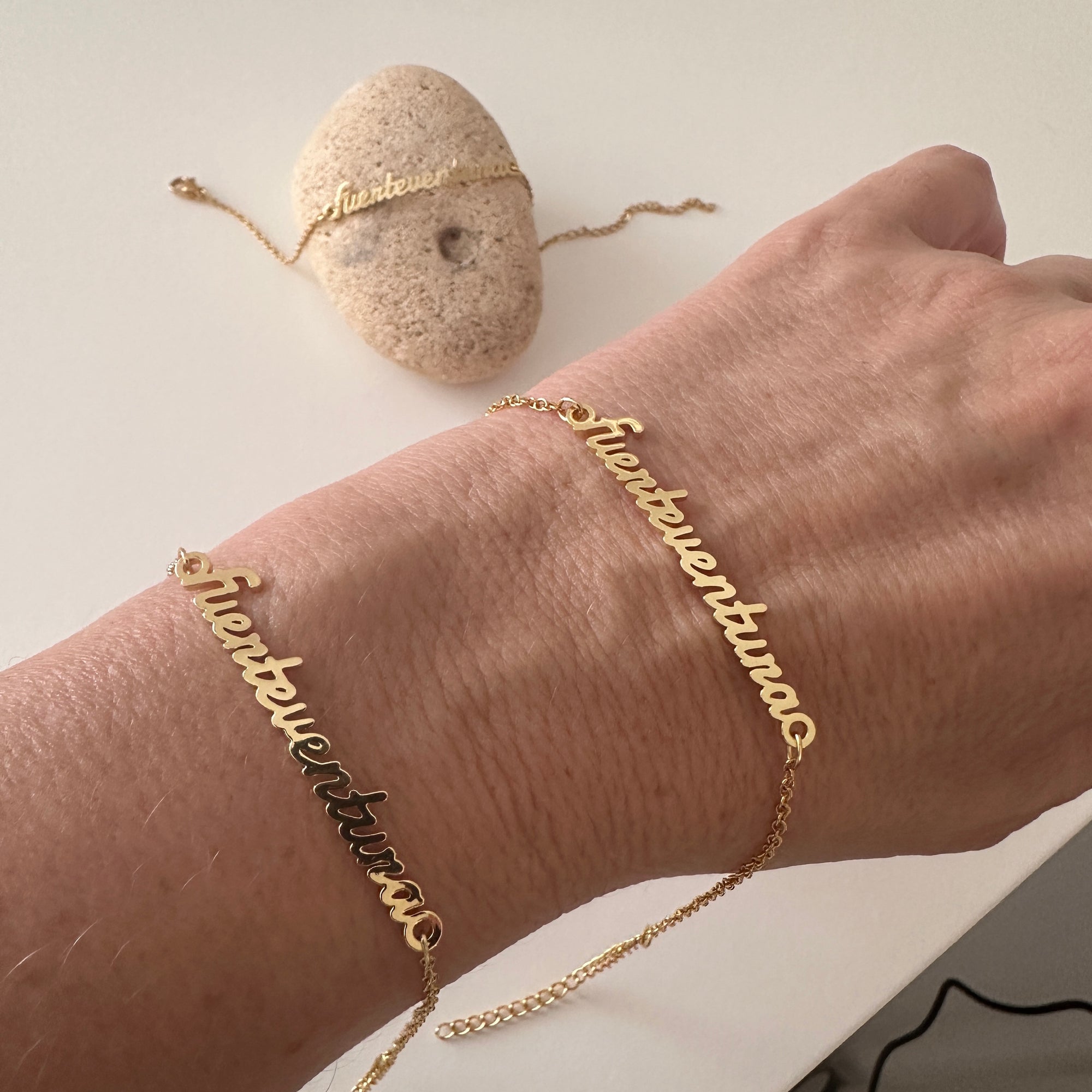 Pulsera Fuerteventura escrito con cadena acero oro