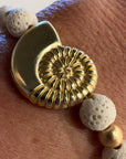 Pulsera con gran caracola y cuentas doradas con esponja coral blanca