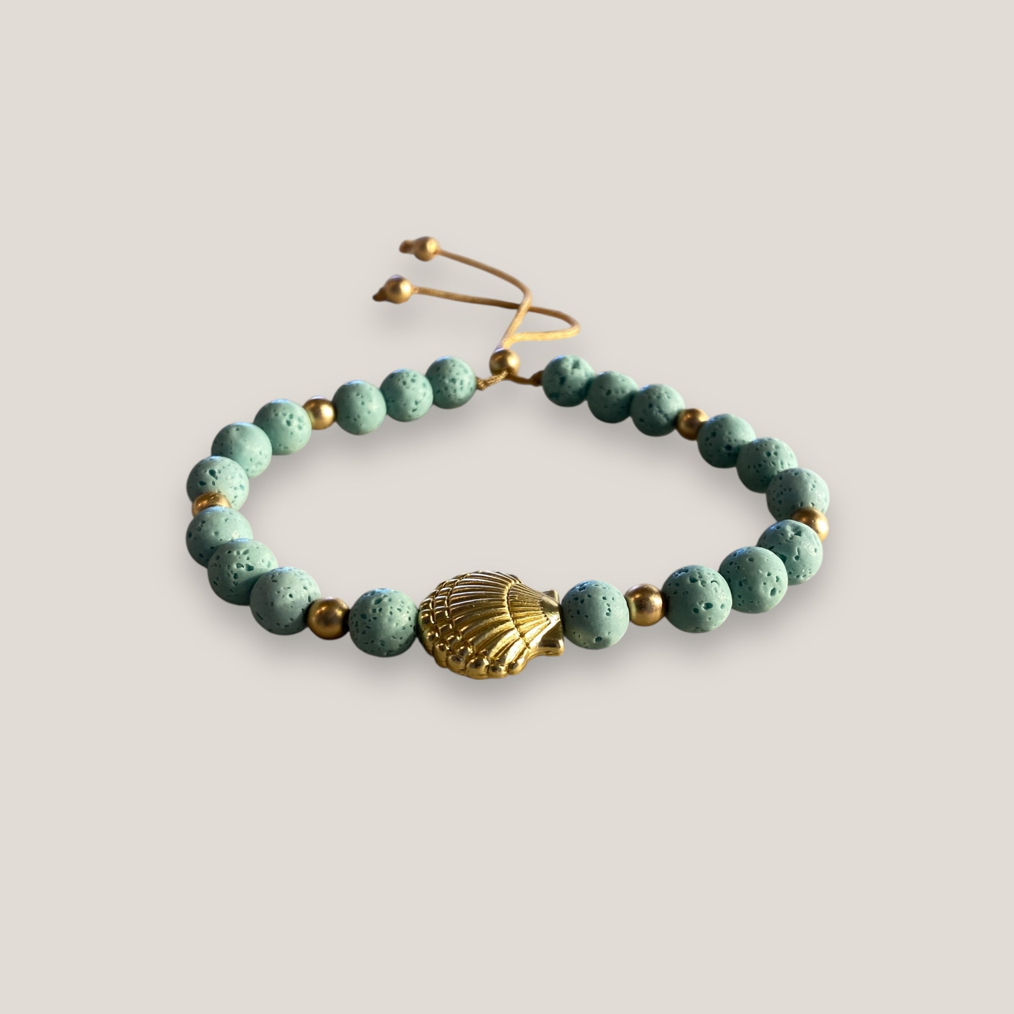 Pulsera con gran concha dorada y esponja coral verde turquesa