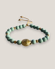 Pulsera con gran concha dorada y esponja coral verde turquesa