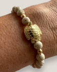 Pulsera con gran tortuga dorada y esponja coral beis