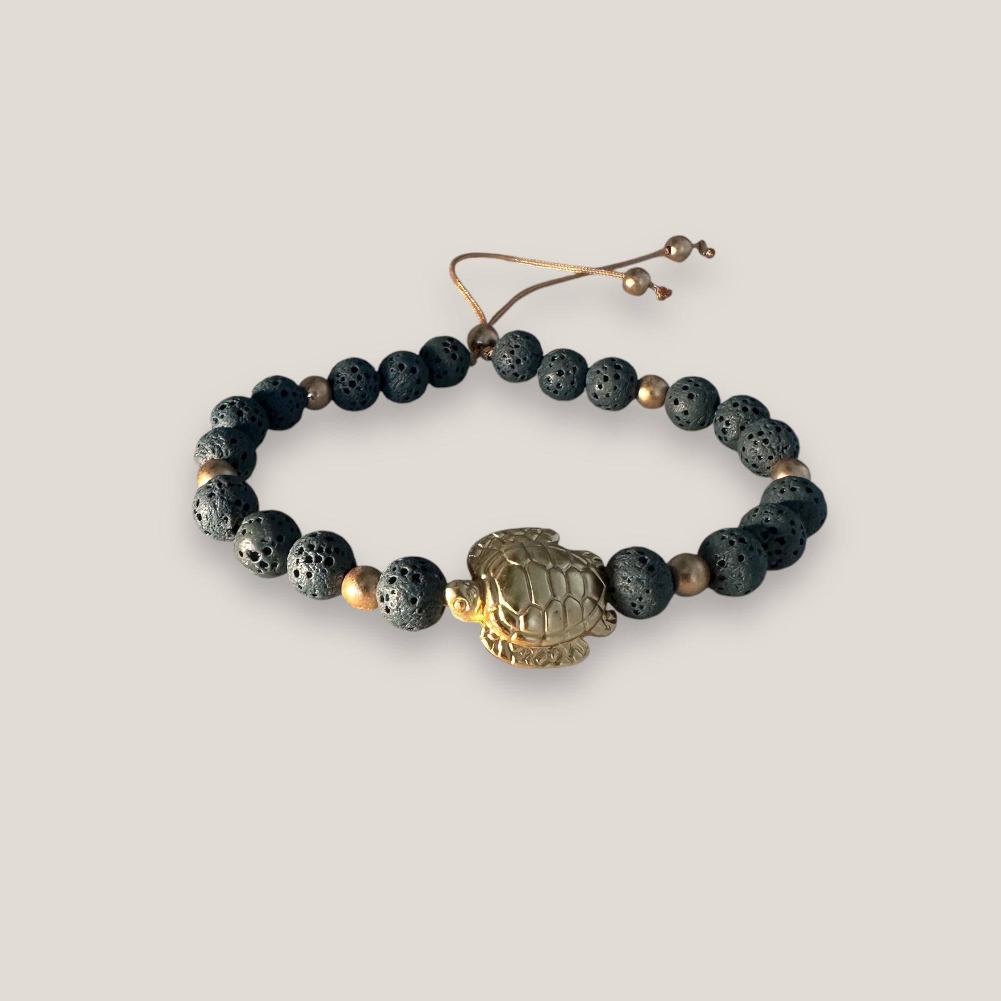 Armband mit großer goldener Schildkröte und trockenem grünen Korallenschwamm