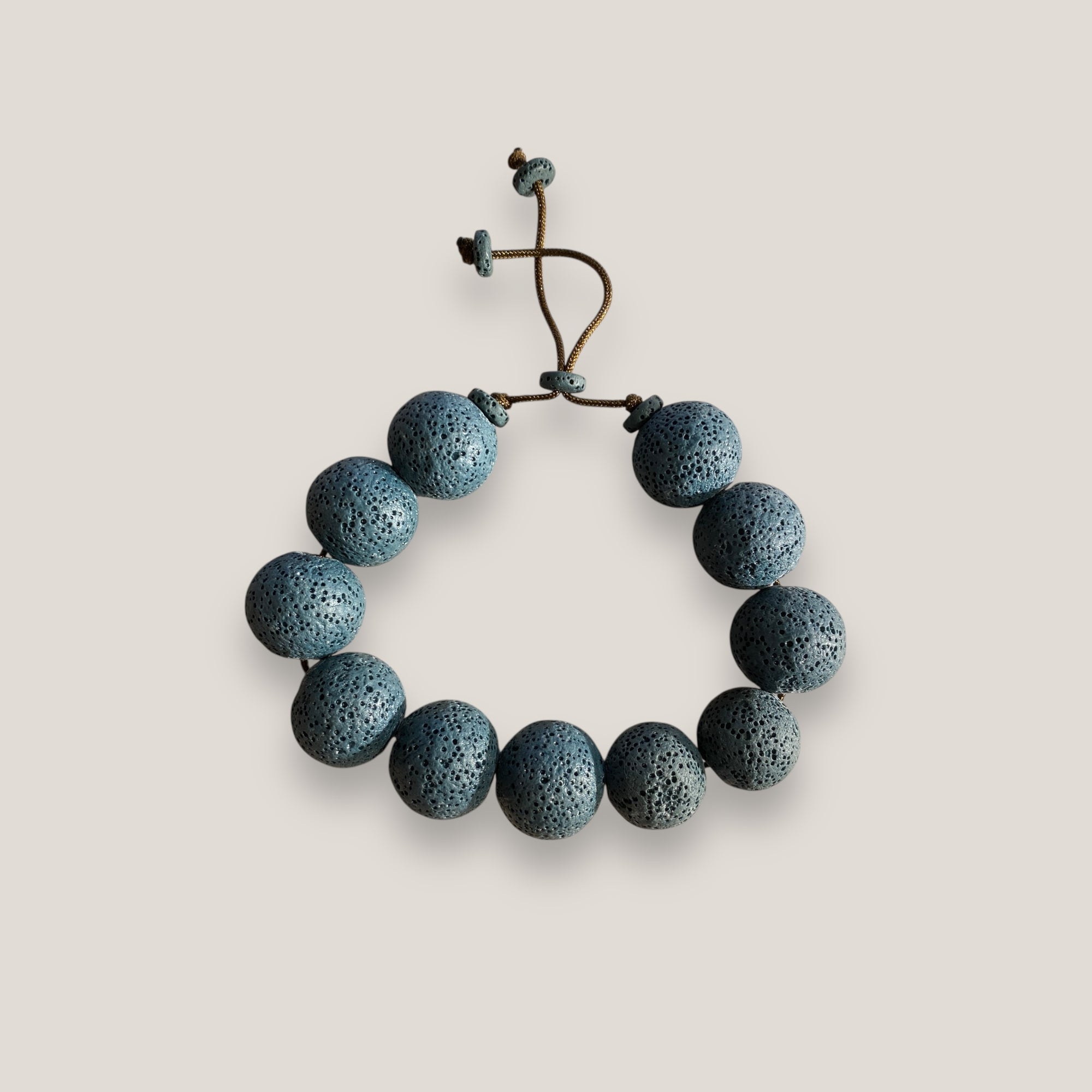 Pulsera con grandes cuentas esponja coral verde seco
