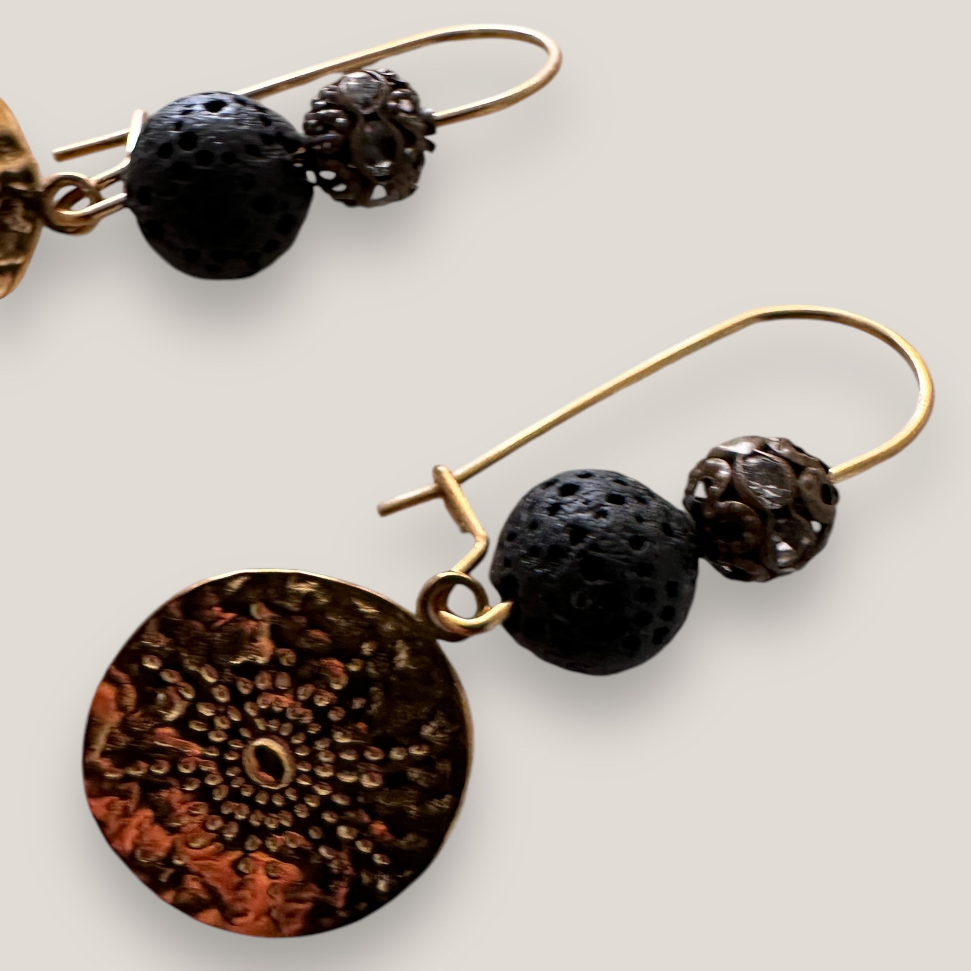 Pendientes Dafne gancho y medalla sol acero oro con esponja coral negra