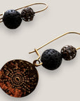 Pendientes Dafne gancho y medalla sol acero oro con esponja coral negra