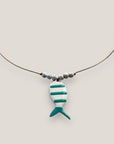 Collar midi pez esmaltado blanco con rayas verde turquesa y cuentas de lava blancas